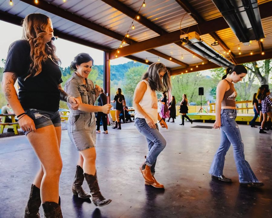 yodel_FREE line dancing! Honky Tonk Dance Hall