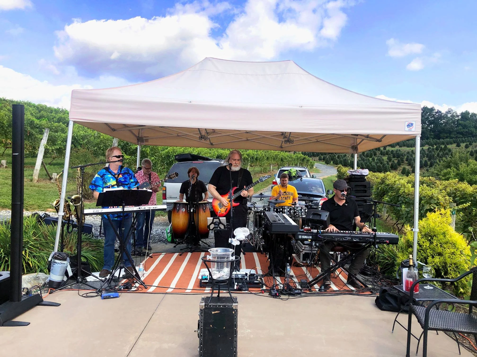 yodel_Live Music: The Lucky Strikes