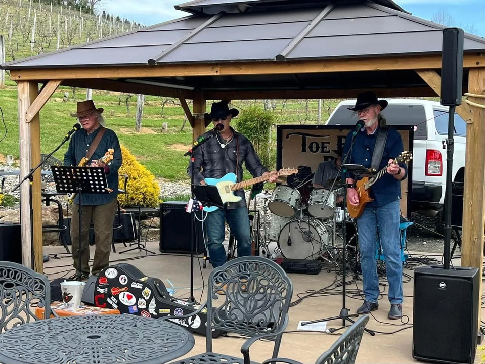 yodel_Live Music: Toe River Bandits